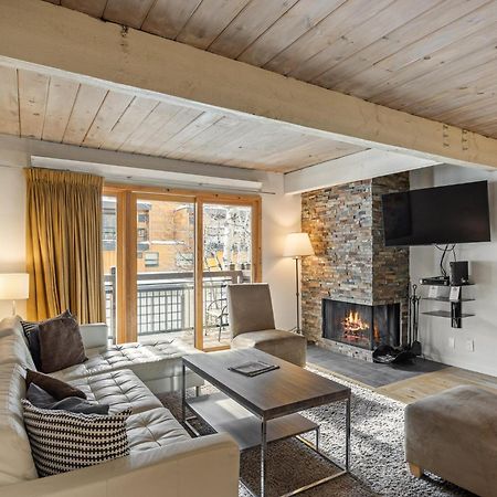 Lift One - Top-Floor One-Bedroom With A View Aspen Room photo