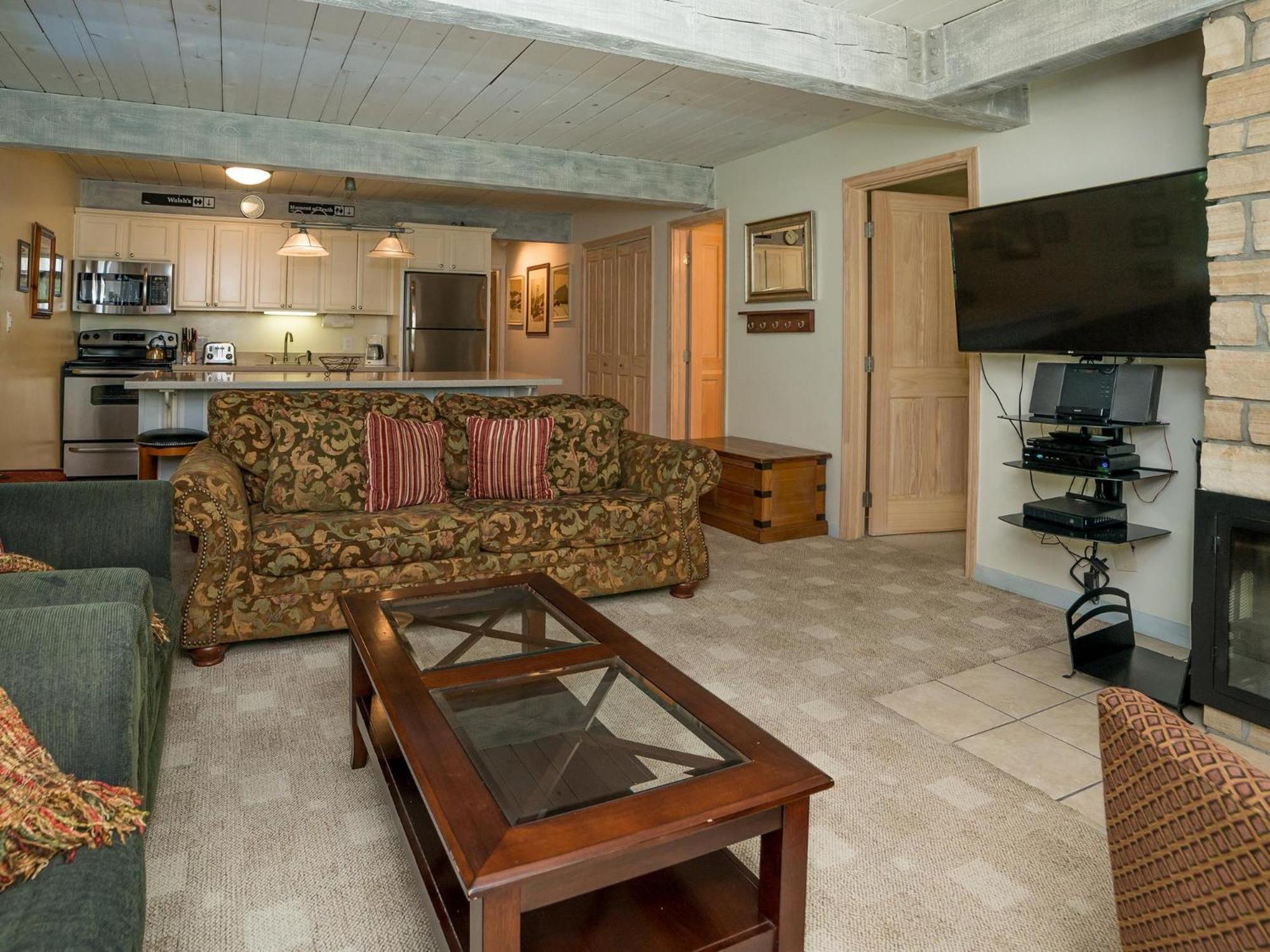 Lift One - Modern Third Floor Two-Bedroom Aspen Room photo