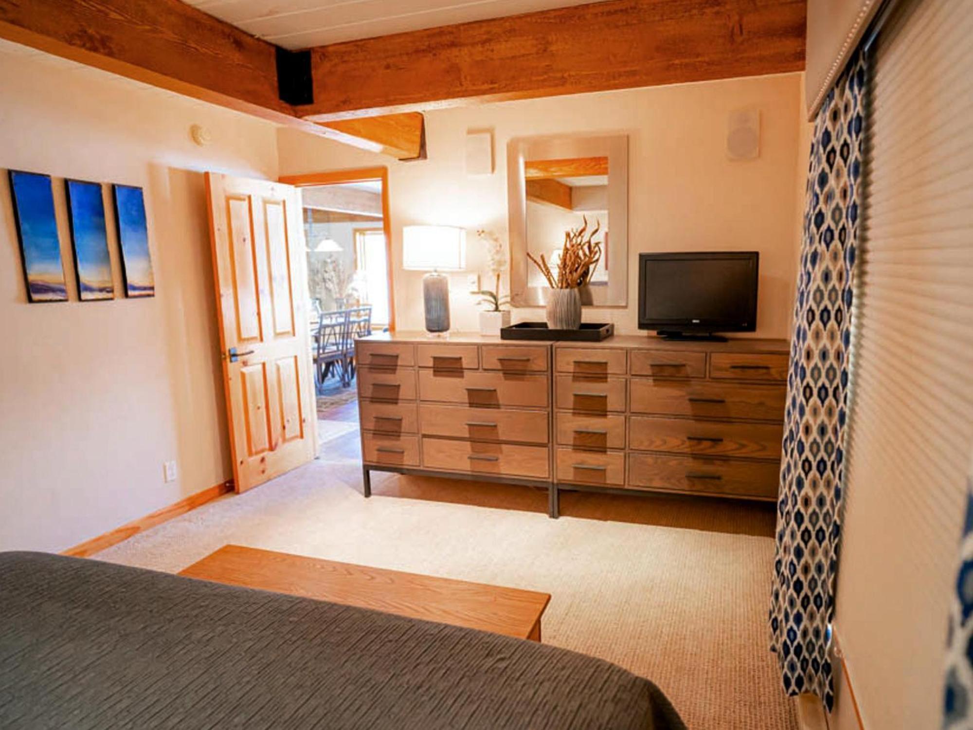 Lift One - Top-Floor One-Bedroom With A View Aspen Room photo