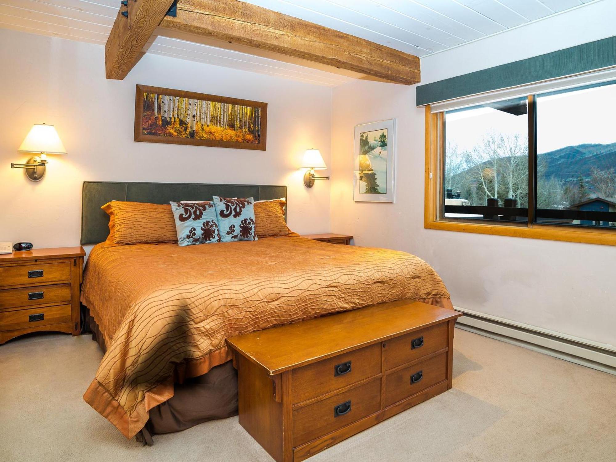 Lift One - Top-Floor One-Bedroom With A View Aspen Room photo