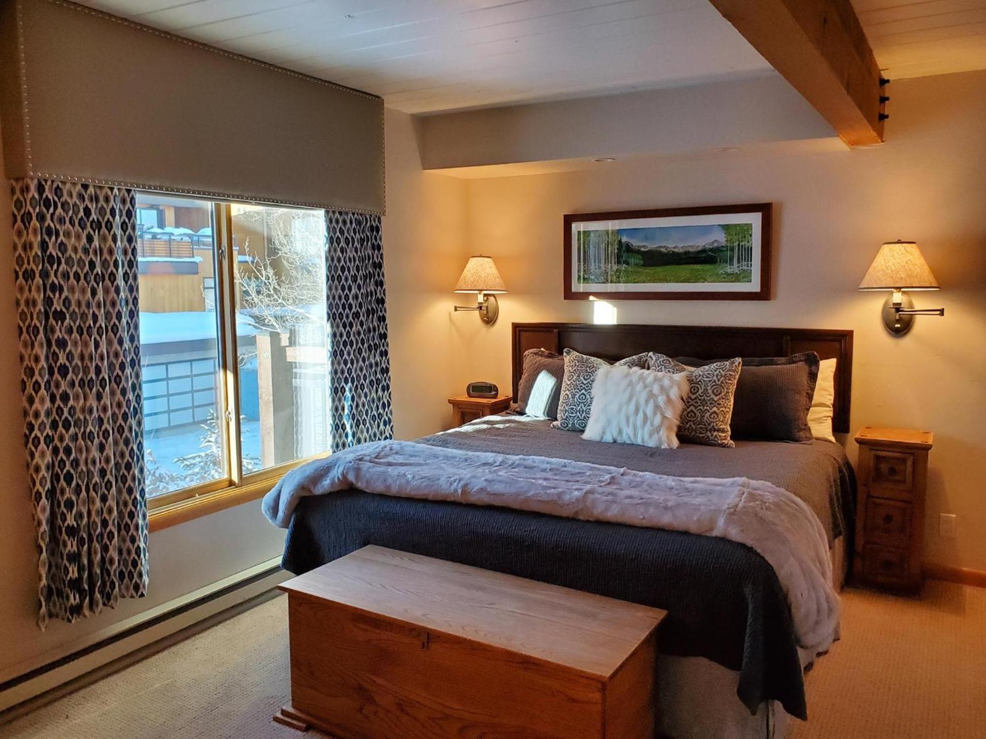 Lift One - Top-Floor One-Bedroom With A View Aspen Room photo