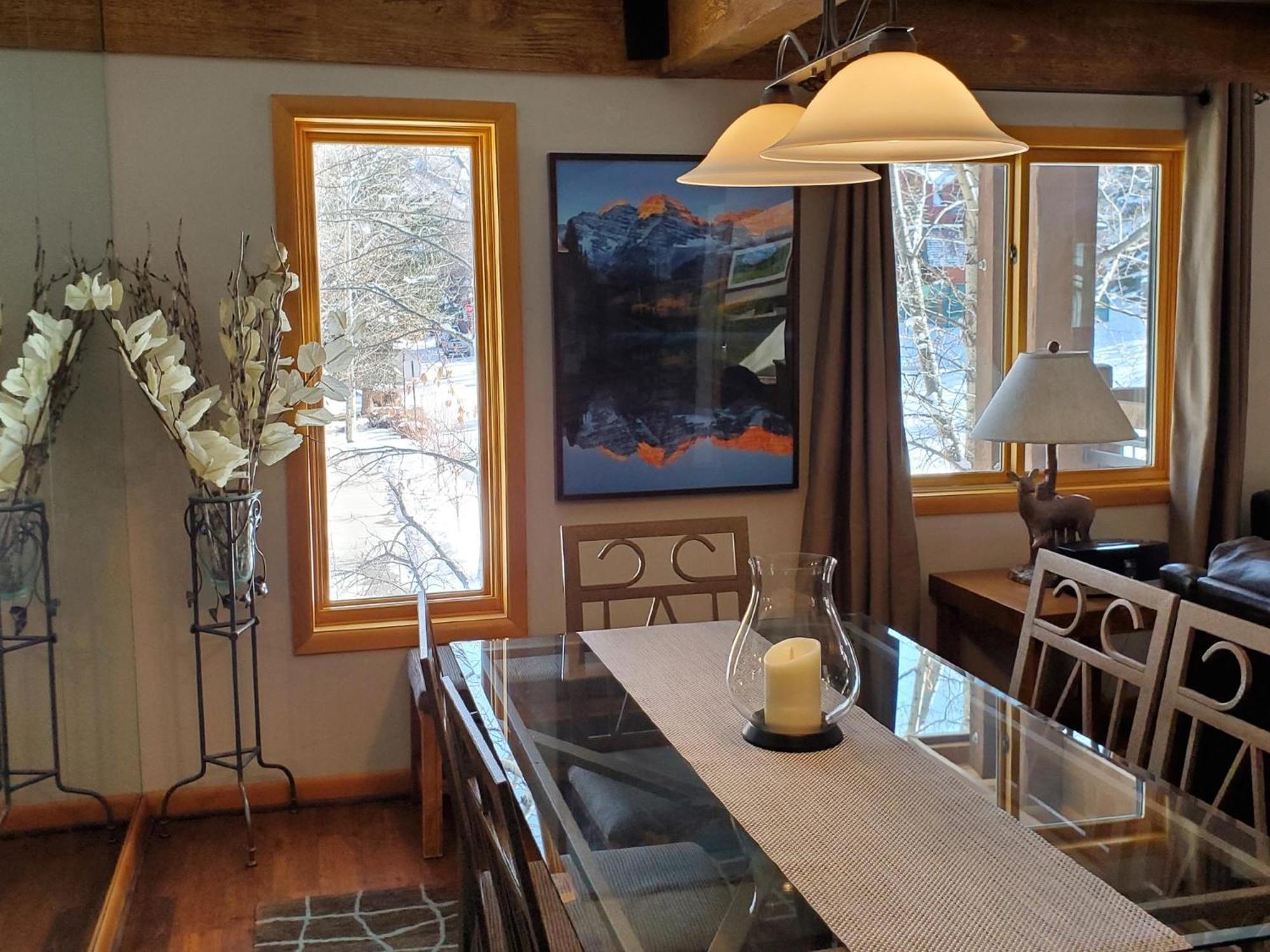 Lift One - Top-Floor One-Bedroom With A View Aspen Room photo