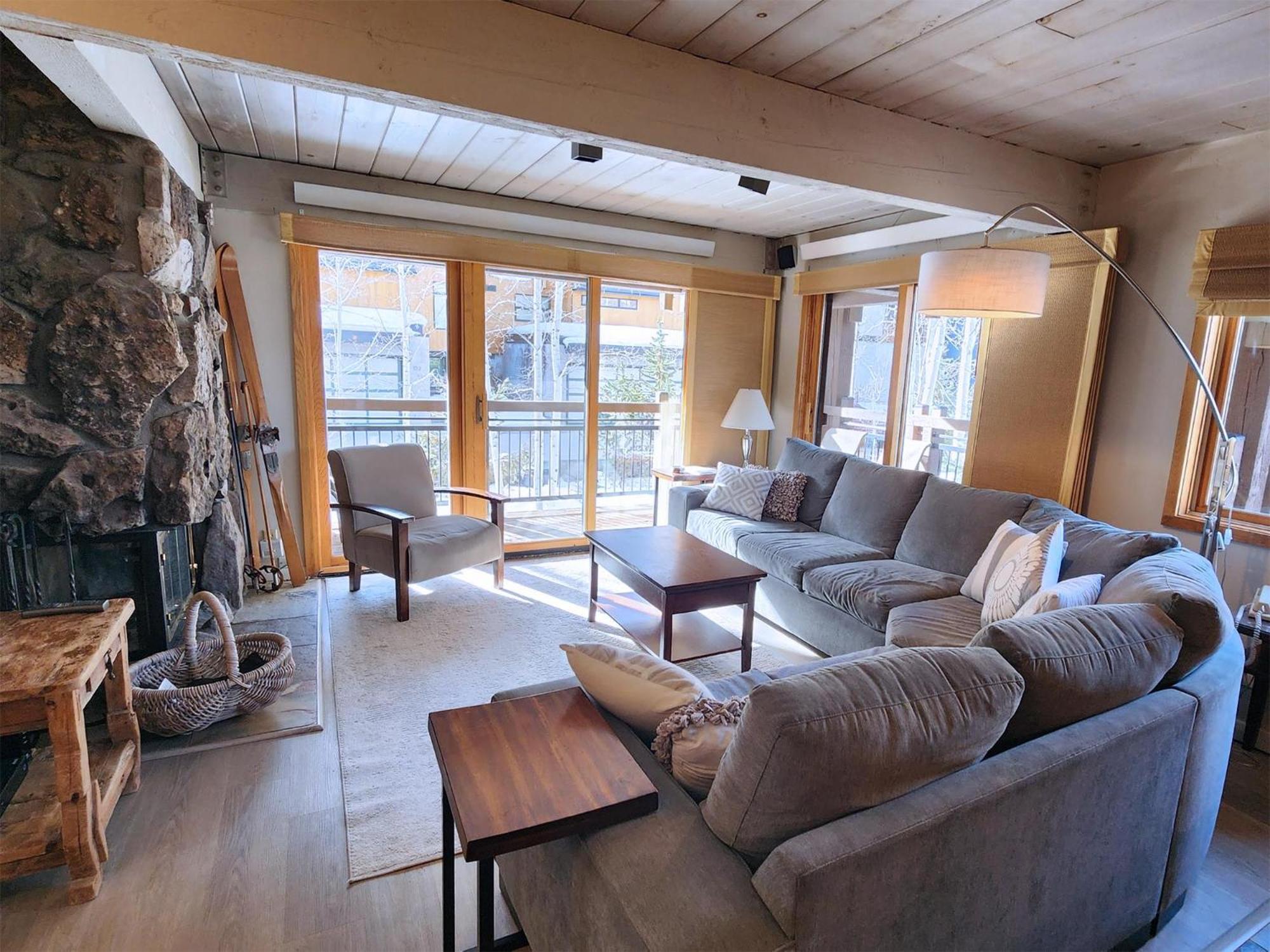 Lift One - Top-Floor One-Bedroom With A View Aspen Room photo