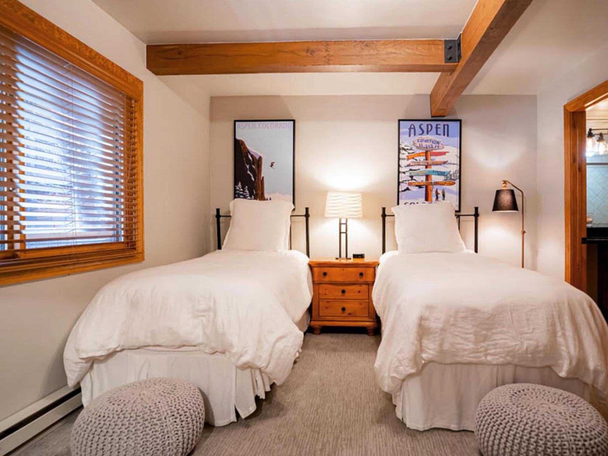 Lift One - Top-Floor One-Bedroom With A View Aspen Room photo