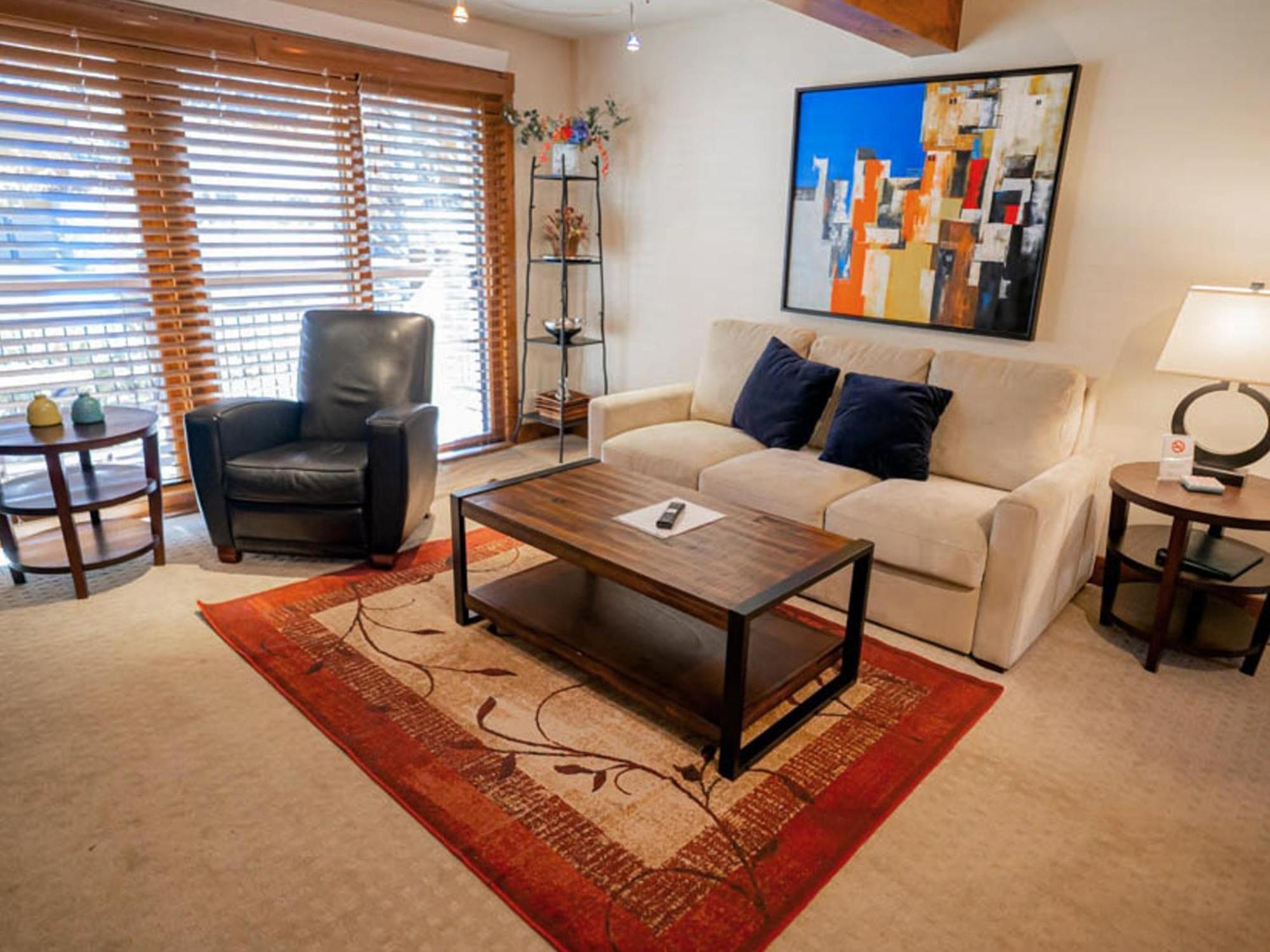 Lift One - Top-Floor One-Bedroom With A View Aspen Room photo