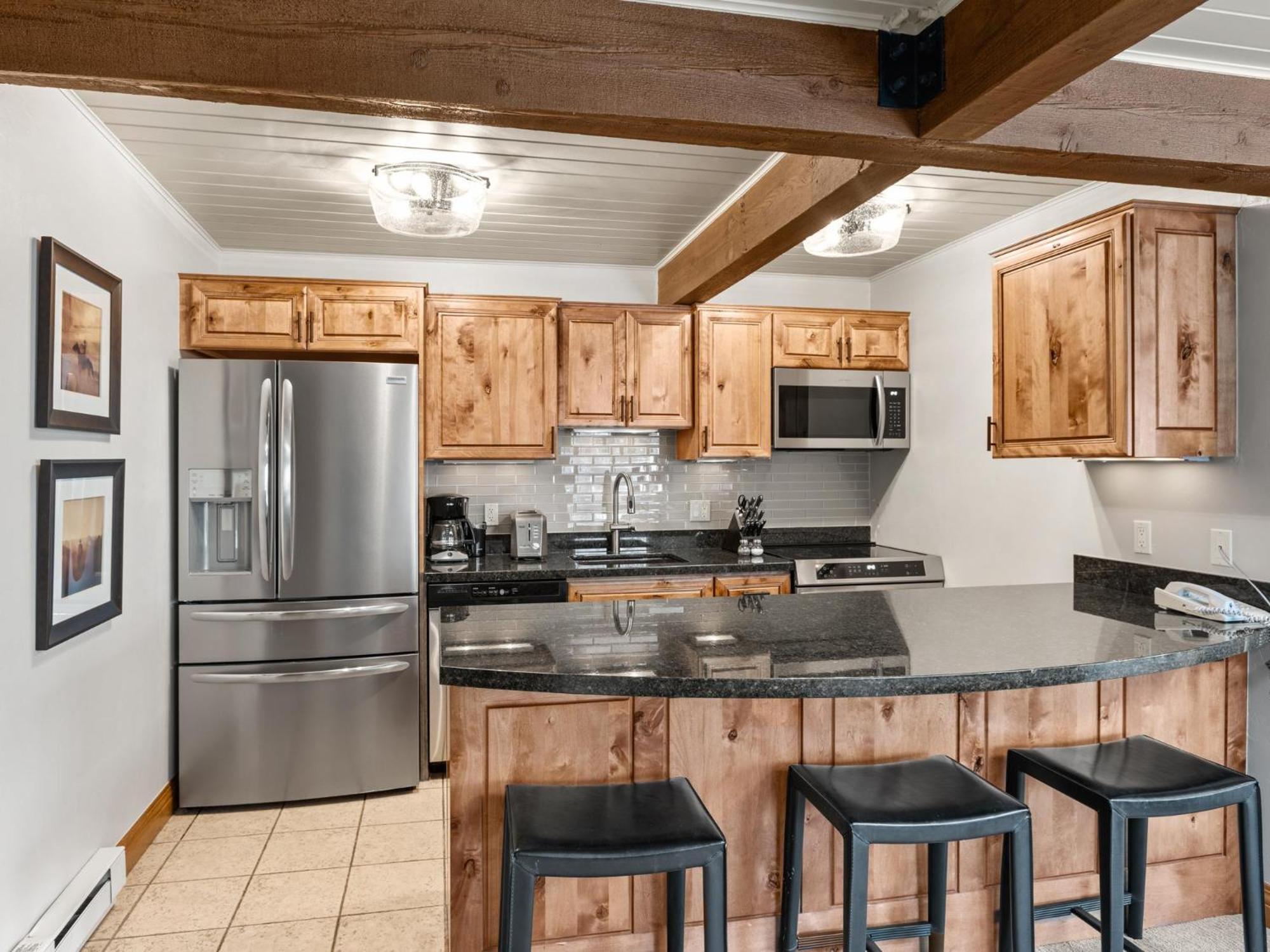 Lift One - Top-Floor One-Bedroom With A View Aspen Room photo