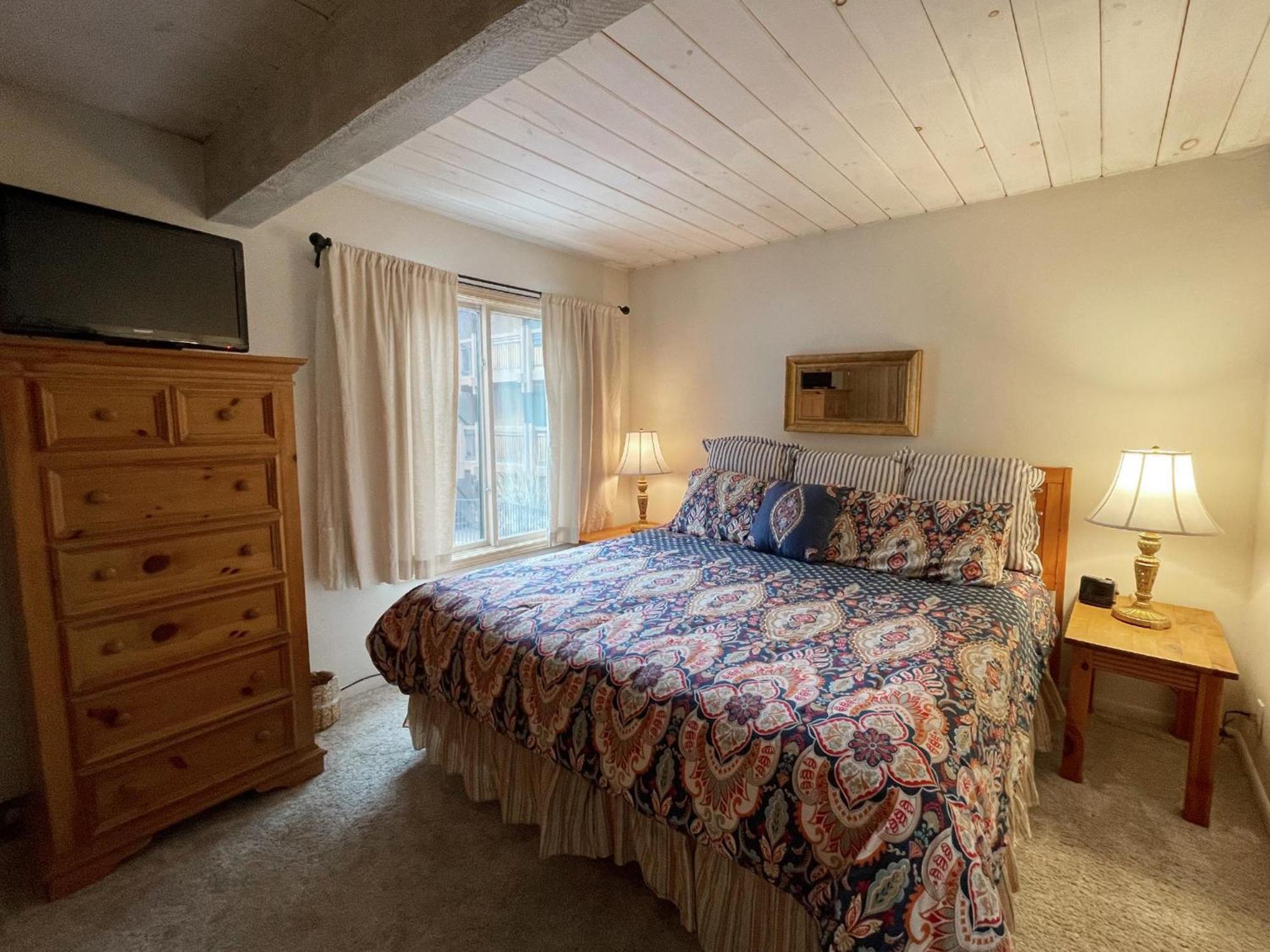 Lift One - Top-Floor One-Bedroom With A View Aspen Room photo