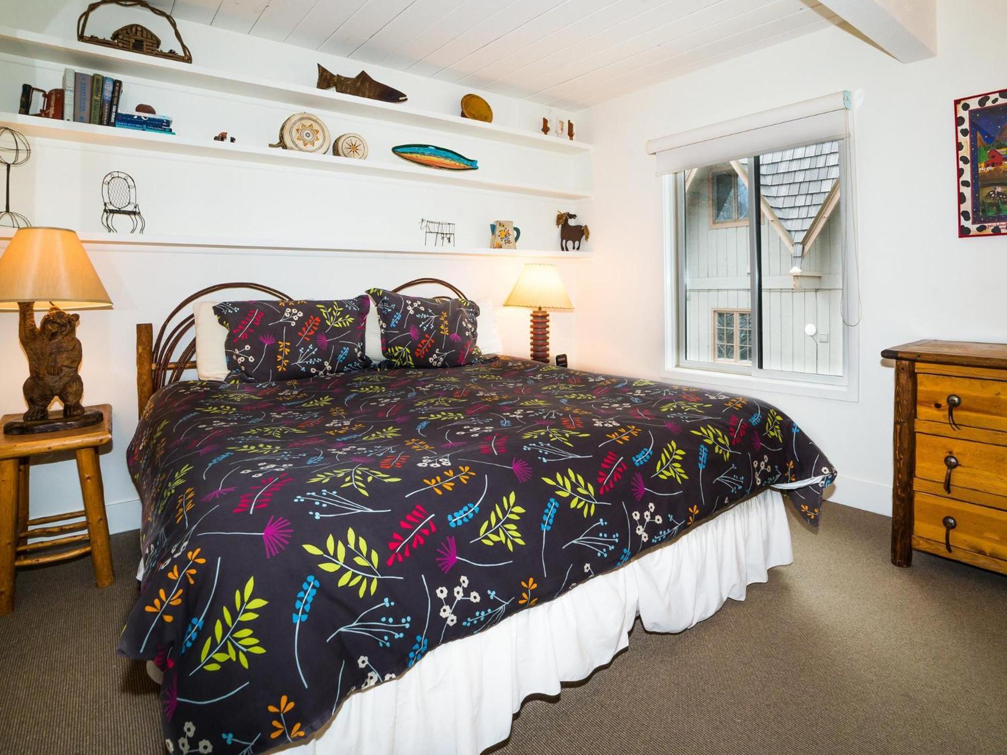 Lift One - Top-Floor One-Bedroom With A View Aspen Room photo