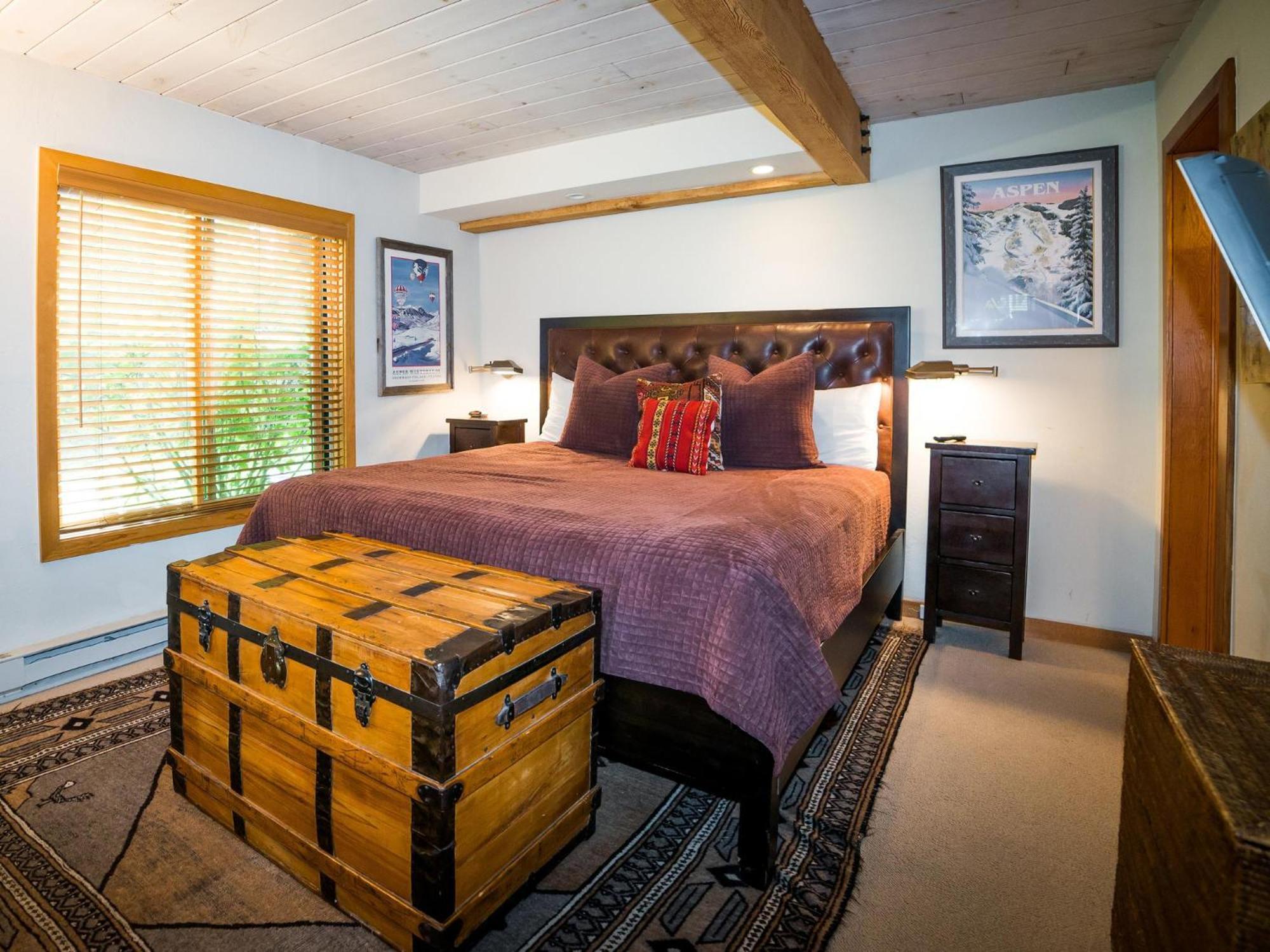 Lift One - Top-Floor One-Bedroom With A View Aspen Room photo