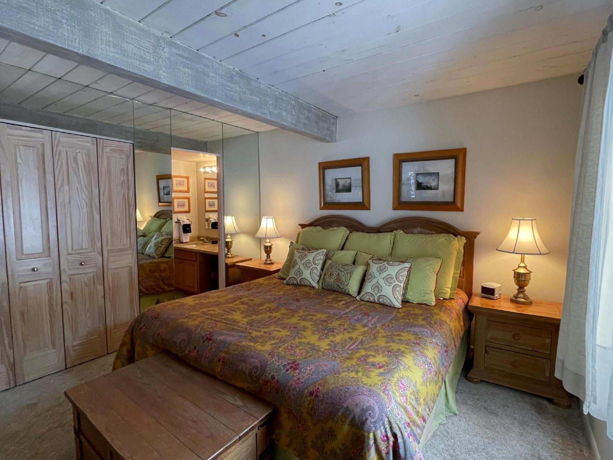 Lift One - Top-Floor One-Bedroom With A View Aspen Room photo
