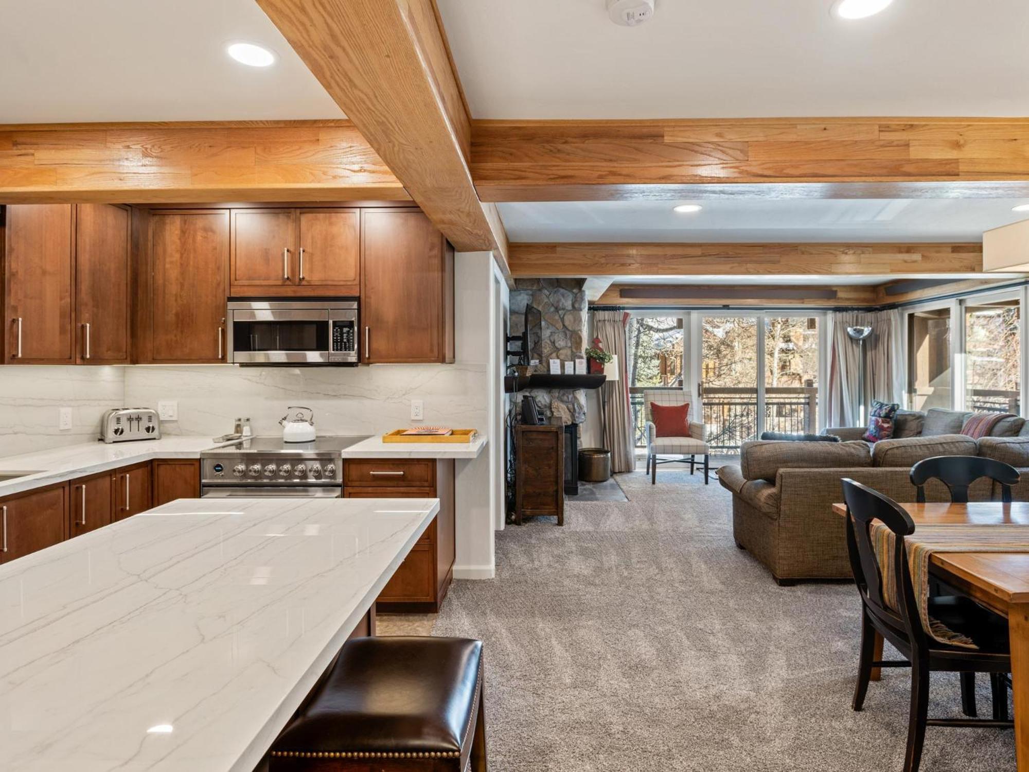 Lift One - Top-Floor One-Bedroom With A View Aspen Room photo