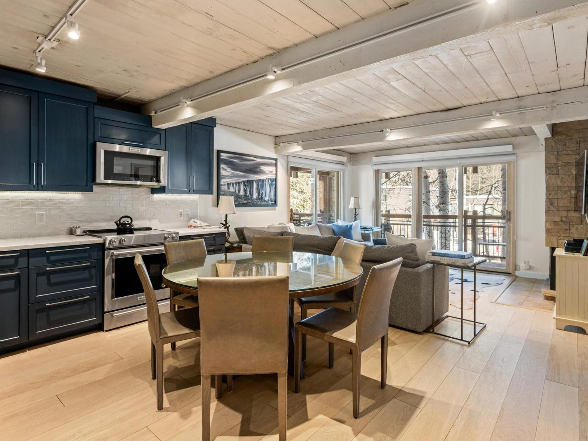 Lift One - Top-Floor One-Bedroom With A View Aspen Room photo