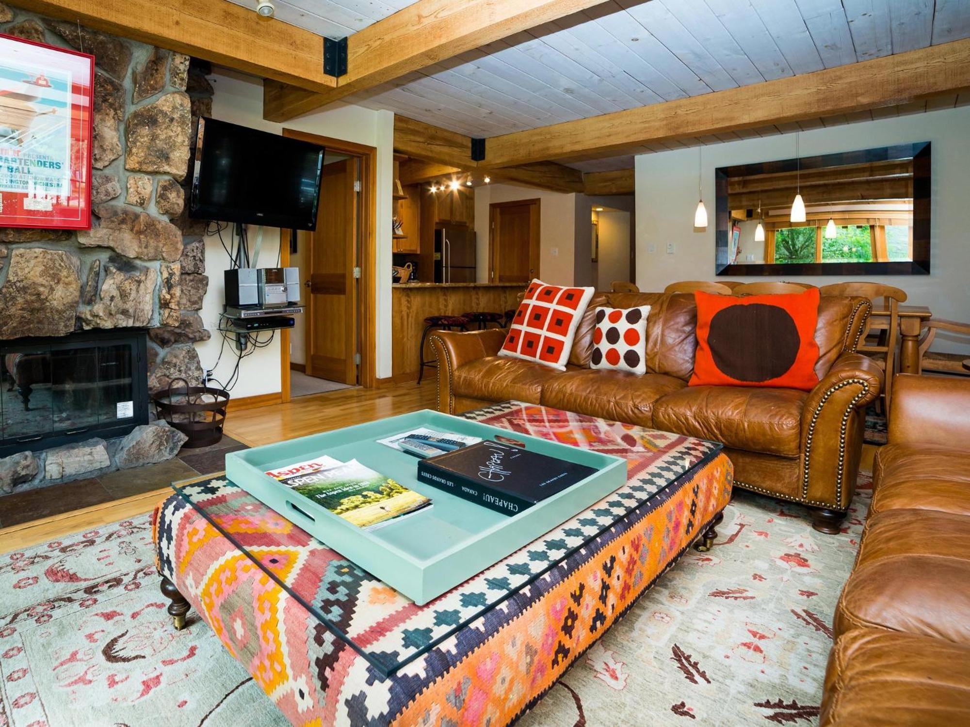 Lift One - Top-Floor One-Bedroom With A View Aspen Room photo