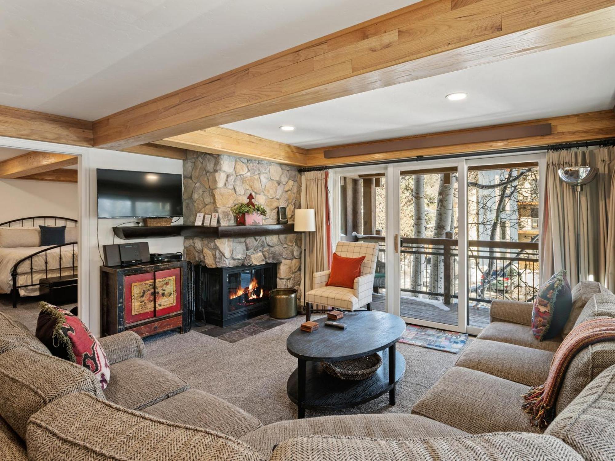 Lift One - Top-Floor One-Bedroom With A View Aspen Room photo