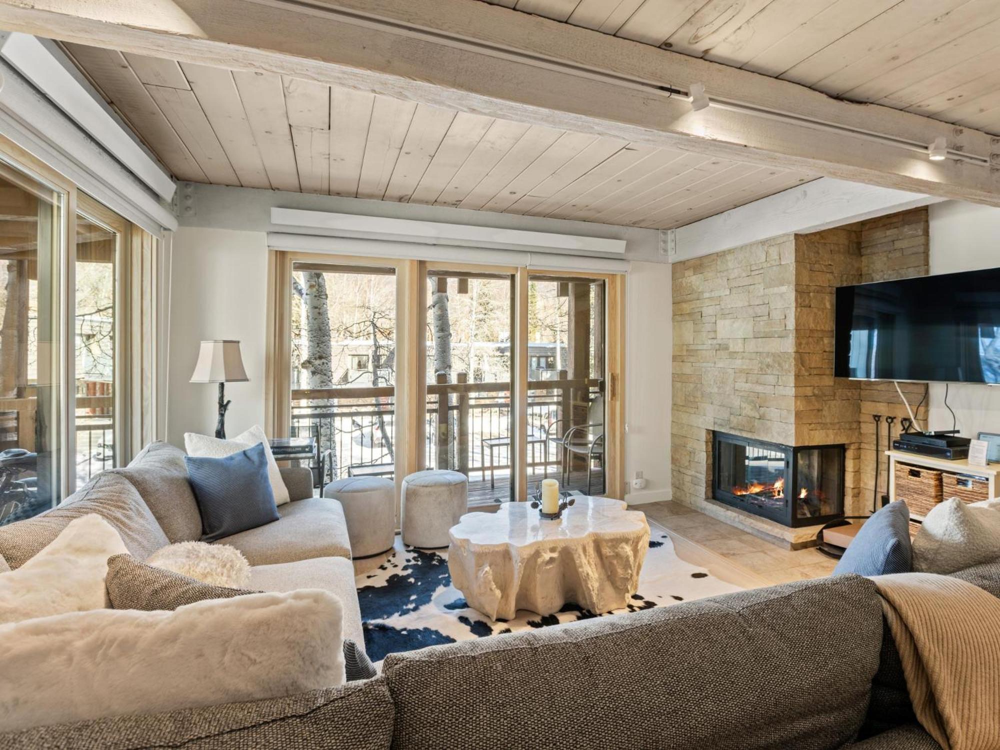 Lift One - Top-Floor One-Bedroom With A View Aspen Room photo