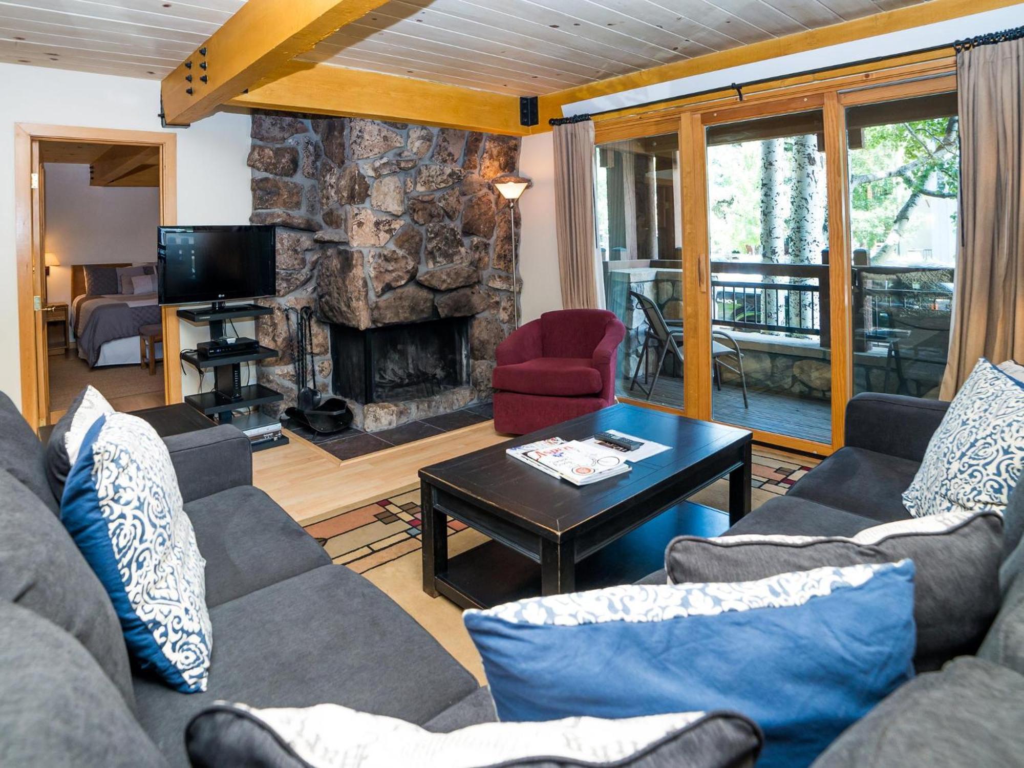 Lift One - Top-Floor One-Bedroom With A View Aspen Room photo
