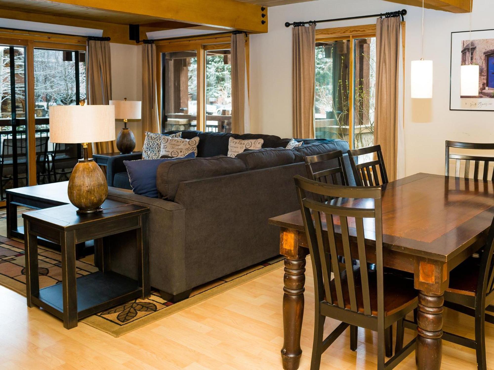 Lift One - Top-Floor One-Bedroom With A View Aspen Room photo