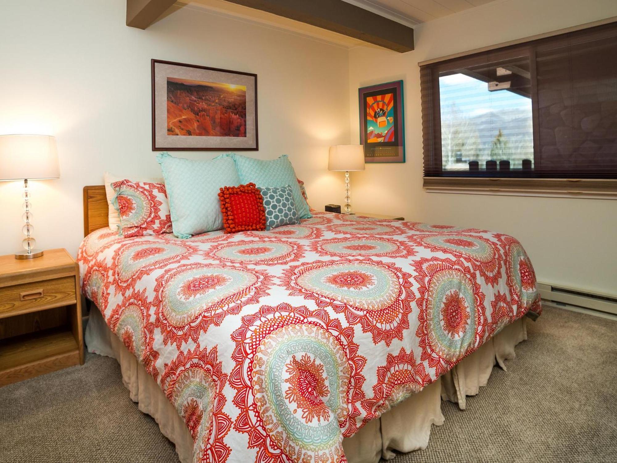 Lift One - Top-Floor One-Bedroom With A View Aspen Room photo