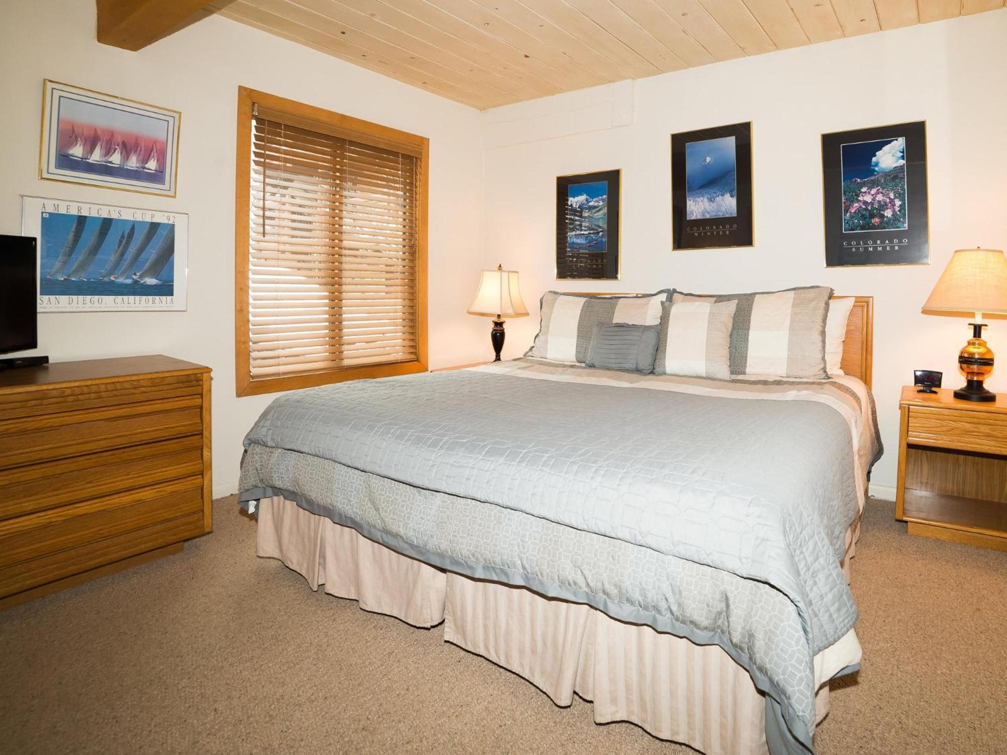 Lift One - Top-Floor One-Bedroom With A View Aspen Room photo